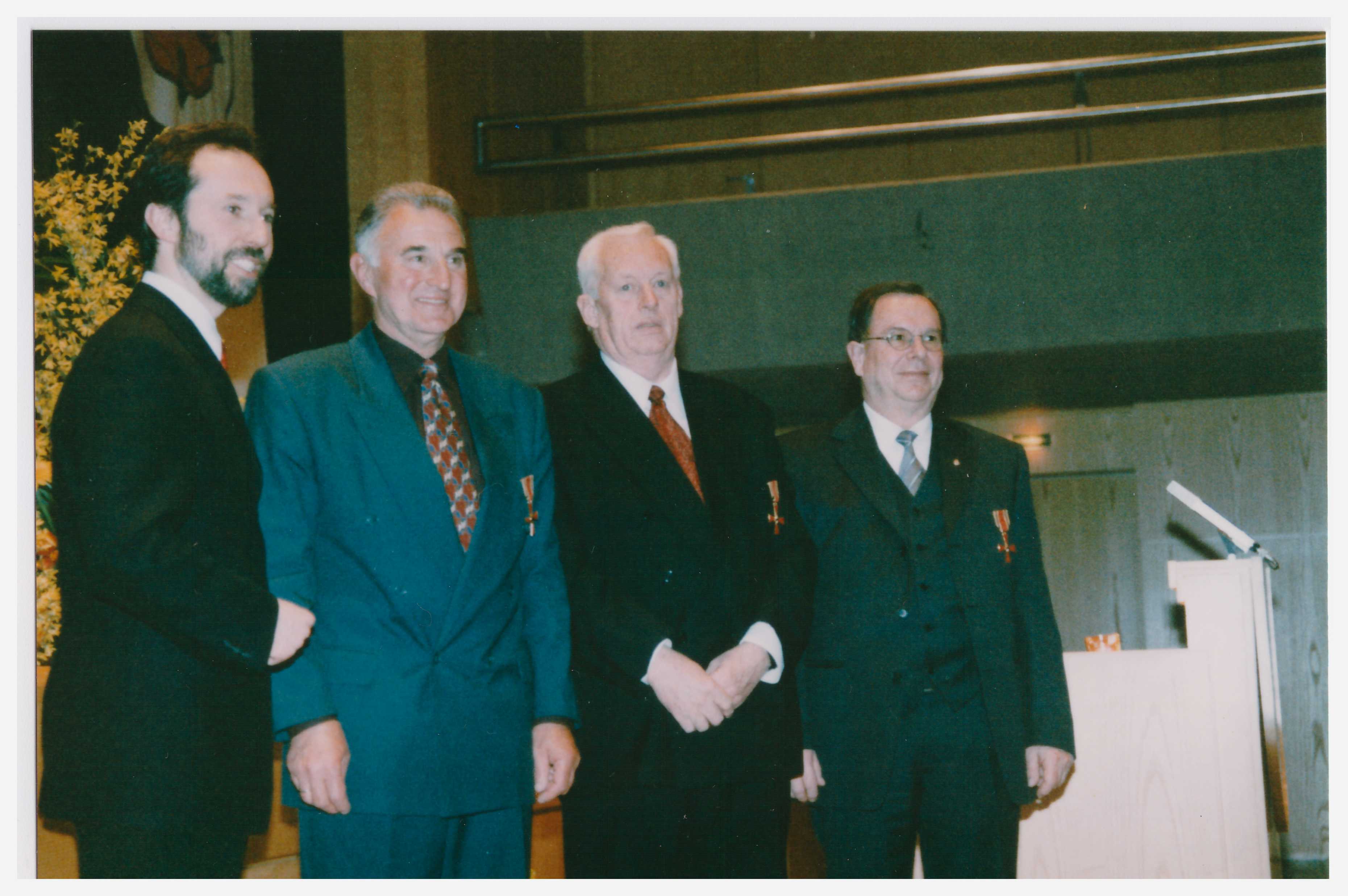 Verleihung des Bundesverdienstkreuzes im Jahr 2000 an Jörg Schneider von den Freien Wählern Geislingen durch den OB Wolfgang Amann